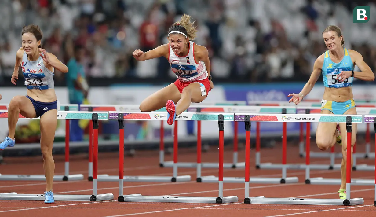 Pelari Indonesia, Emilia Nova, saat berlaga pada nomor 100 meter lari gawang Asian Games di SUGBK, Jakarta, Minggu (26/8/2018). Emilia Nova menyabet medali perak setelah membukukan waktu 13,33 detik. (Bola.com/Peksi Cahyo)