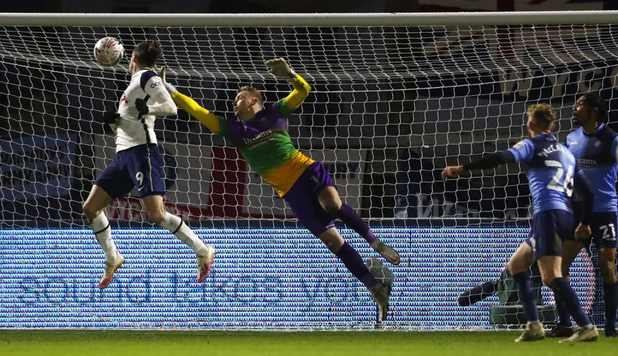 Penjaga gawang Wycombe Wanderers Ryan Allsop gagal melakukan penyelamatan atas tendangan pemain Tottenham Hotspur Harry Winks pada pertandingan putaran keempat Piala FA di Stadion Adams Park, High Wycombe, Inggris, Senin (25/1/2021). Tottenham Hotspur menang 4-1. (AP Photo/Frank Augstein)