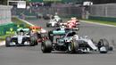 Pebalap Mercedes, Lewis Hamilton, memimpin sejak start balapan F1 GP Meksiko di Sirkuit Autodromo Hermanos Rodriguez, Senin (31/10/2016) dini hari WIB. (AFP/Alfredo Estrella)