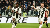 Penyerang Juventus, Moise Kean (kiri) merayakan gol ke gawang AC Milan bersama Miralem Pjanic, Sabtu (6/4/2019) malam WIB. Juventus menang dengan skor 2-1.  (AFP / Isabella Bonotti)
