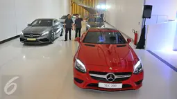 Pengunjung melihat pameran Mercedes Benz Star Expo 2016, Jakarta, Rabu (23/11). Di harapkan customer sekaligus pengunjung dapat merasakan line up produk secara lengkap dengan prinsip 'The Best or Nothing dari Mercedes Benz. (Liputan6.com/Angga Yuniar)
