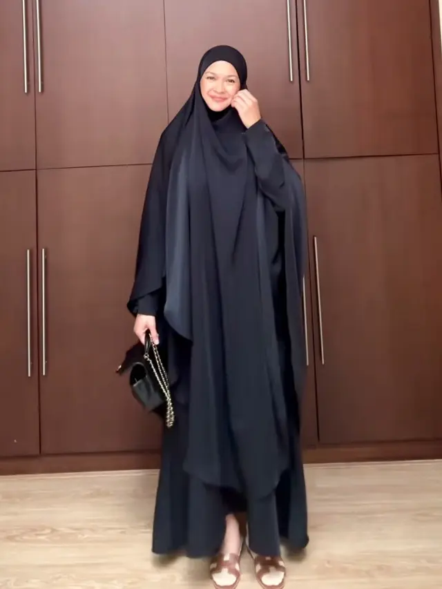 Potret Donna Harun Dibalut Abaya dan Khimar. [@donnaharunofficial]