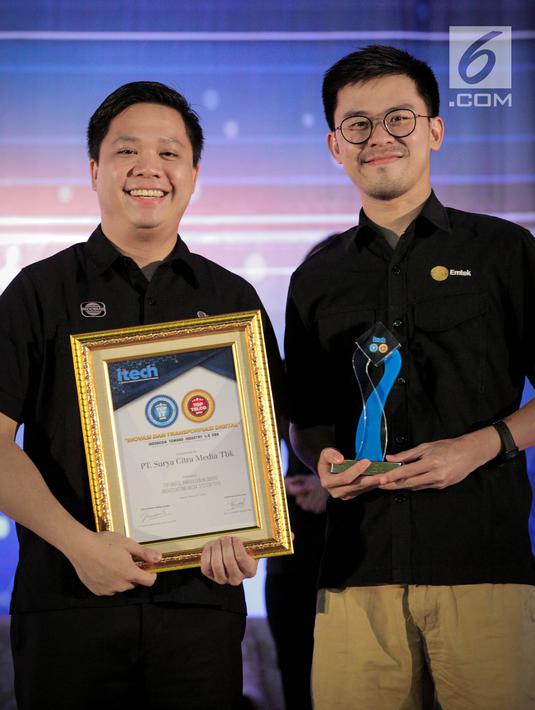 Deputy Director Programming SCTV David Suwarto dan GM Business Development EMTEK Edward Mulianto foto bersama usai menerima penghargaan TOP IT & TELCO 2019 di Jakarta, Rabu (27/3). Penghargaan ini diberikan menyikapi tren perkembangan IT dan TELCO dengan pemutkhiran.(Liputan6.com/Faizal Fanani)