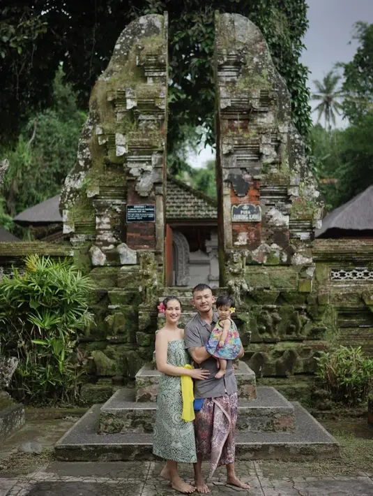 Melalui seorang teman, akhirnya keduanya saling berkomunikasi melalui telepon. Setelah itu berlanjut janjian dan akhirnya memutuskan untuk pacaran. (Instagram/atiqahhasiholan)