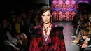 Model AS Bella Hadid berjalan di atas catwalk mengenakan rancangan karya Anna Sui dalam New York Fashion Week, New York (12/2). (Frazer Harrison/Getty Images/AFP)