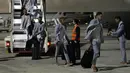 Kiper Brasil Ederson (kanan) bersama rekansetimnya, Raphinha, Weverton dan Dani Alves tiba menjelang Piala Dunia mendatang di bandara Internasional Hamad di Doha, Qatar, Minggu (20/11/2022). Timnas Brasil ada di Grup G bersama Serbia, Swiss, dan Kamerun. (AP Photo/Hassan Ammar)
