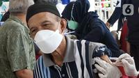 Warga lanjut usia (lansia) menerima suntikan vaksin Sinovac dari petugas medis di Alun-Alun Bekasi, Jawa Barat, Rabu (23/2/2022). Sebanyak 600 dosis vaksin Sinovac disiapkan pemerintah setempat untuk warga lansia guna mencegah penyebaran COVID-19. (Liputan6.com/Herman Zakharia)