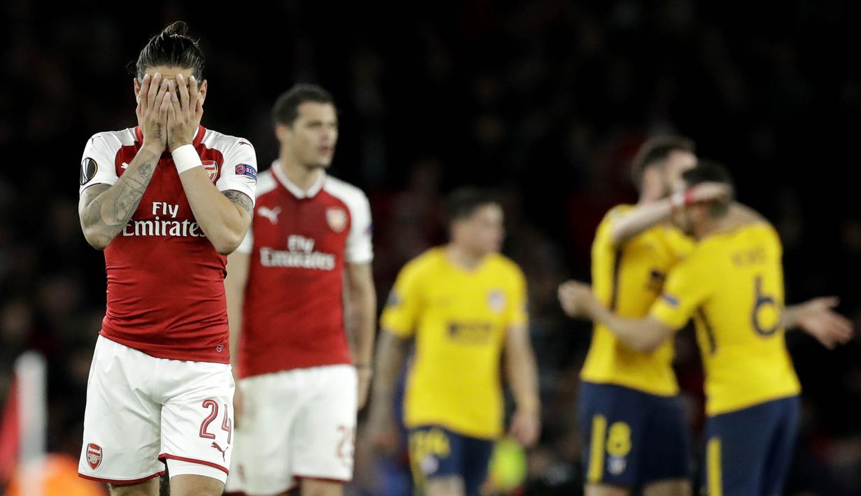 Pemain Arsenal tampak kecewa usai diimbangi Atletico Madrid pada laga semifinal Liga Europa di Stadion Emirates, Kamis (26/4/2018). Arsenal ditahan 1-1 oleh Atletico Madrid. (AP/Matt Dunham)