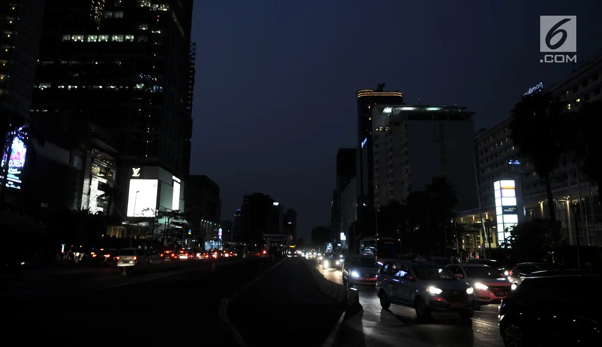 Sejumlah kendaraan melintas dengan kondisi jalan gelap tanpa penerangan akibat listrik padam di kawasan Jakarta, Minggu (4/8/2019). Pemadaman listrik serentak yang terjadi sejak Minggu siang mengubah suasana malam di ibu kota menjadi gelap gulita. (merdeka.com/Iqbal S. Nugroho)