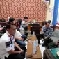 Ustaz MS saat diperiksa di Lapas Banyuwangi. (Istimewa)