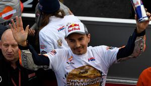 Pembalap Spanyol dari Tim Repsol Honda, Jorge Lorenzo, melambaikan tangan saat pensiun setelah balapan MotoGP terakhirnya di Grand Prix MotoGP Valencia di sirkuit Ricardo Tormo di Cheste dekat Valencia, pada 17 November 2019. (PIERRE-PHILIPPE MARCOU/AFP)