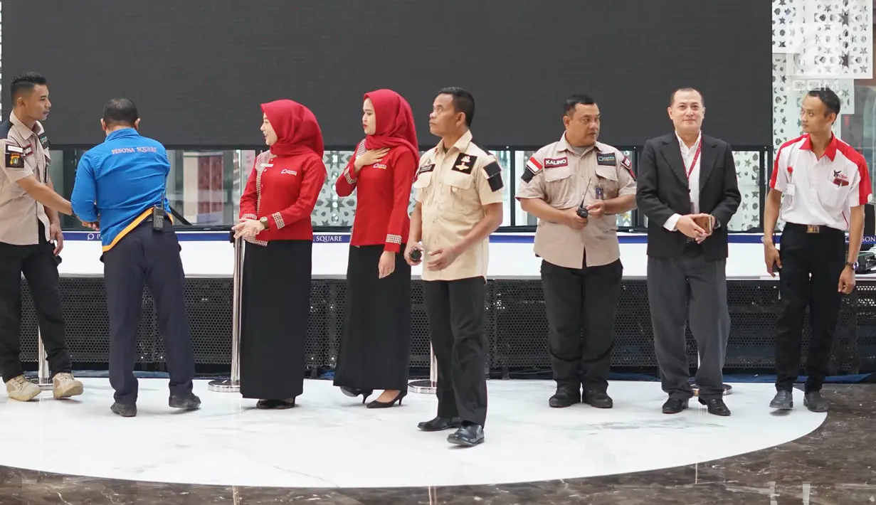 Karyawan usai menyanyikan lagu Indonesia Raya di Mal Pesona Square, Depok, Jawa Barat, Rabu (19/6/2019). Pemutaran lagu Indonesia Raya di mal tersebut dilakukan setiap hari pukul 10.00 WIB. (Liputan6.com/Immanuel Antonius)