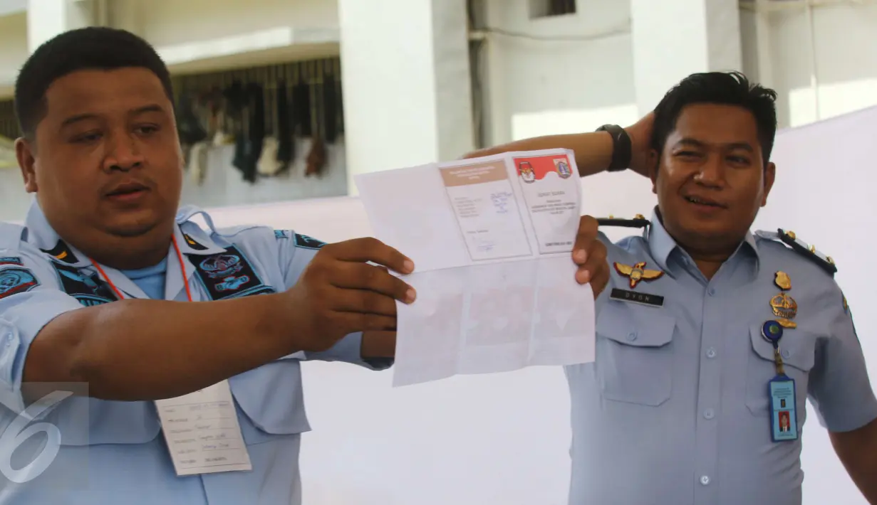 Petugas TPPS memperlihatkan surat suara yang telah dicoblos di TPS 28 Lembaga Pemasyarakatan Klas 1 Narkoba, Salemba, Jakarta, Rabu(15/2). Paslon nomor urut 2 mengungguli dengan total suara 77 suara. (Liputan6.com/Helmi Afandi)