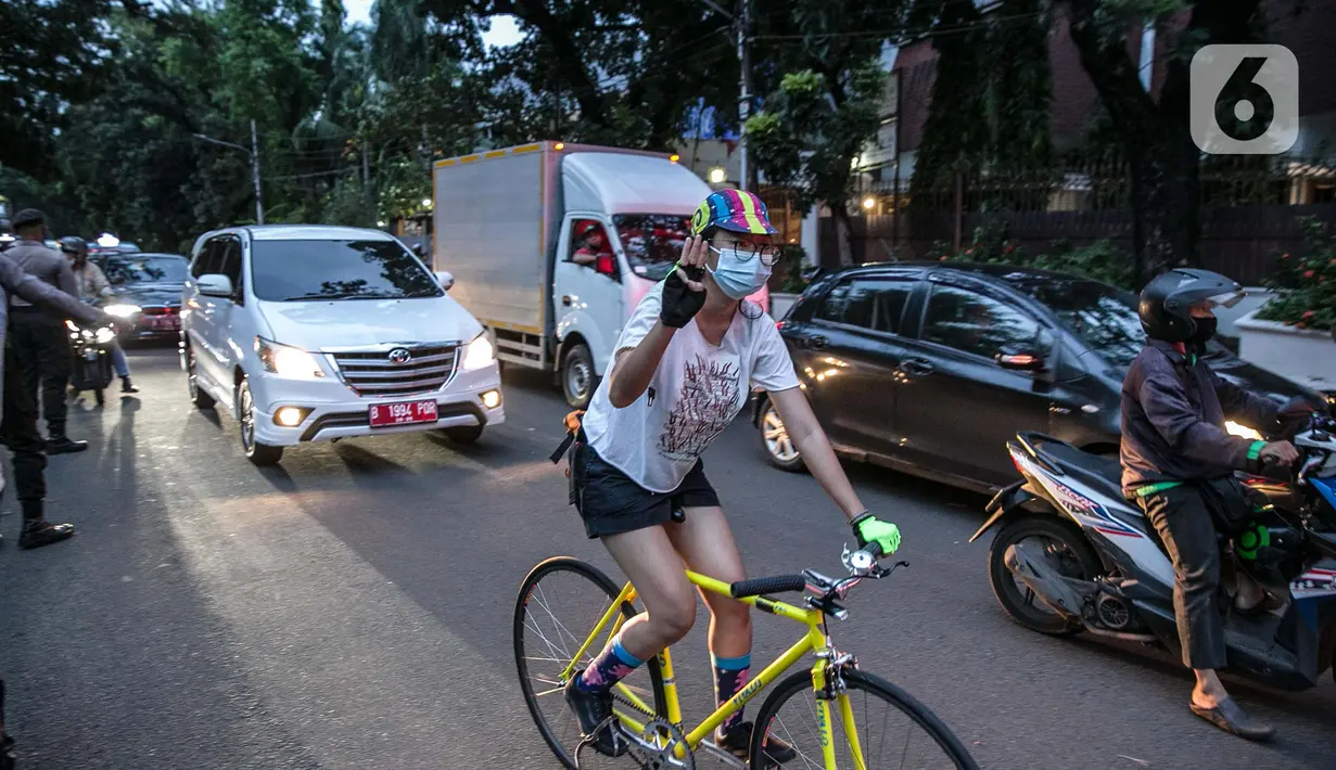 Peserta bersepeda saat melakukan aksi unjuk rasa bertajuk "‘Gowes for Democracy #SaveMyanmar" di kawasan Bundaran HI, Jakarta, Sabtu (17/4/2021). Aksi tersebut juga mengecam militer Myanmar mengembalikan demokrasi sesuai dengan keinginan rakyat Myanmar. (Liputan6.com/Faizal Fanani)