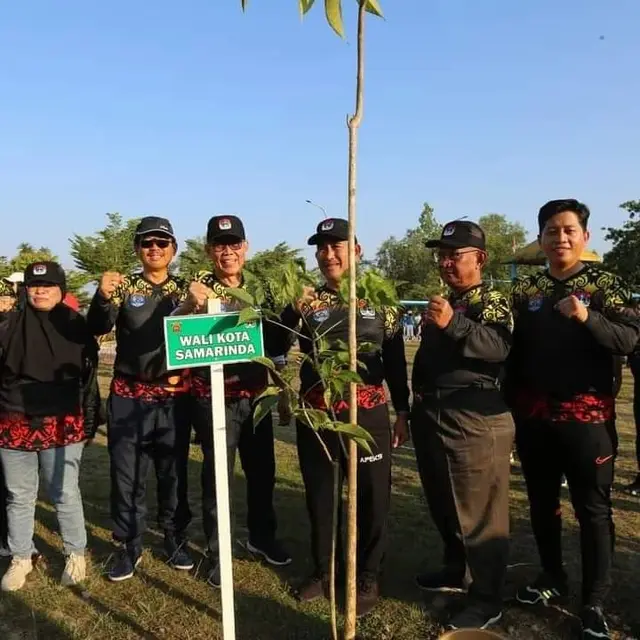 Wali Kota Tarakan Bersama Peserta Rakor APEKSI Tanam Pohon Tabebuya