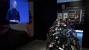 Untuk diketahui, Apple didirikan pada 1 April 1976 dengan semangat untuk menantang kebiasaan lama dan menghadirkan cara baru dalam memanfaatkan teknologi. Tampak dalam foto, iPhone dan video mantan CEO Apple Steve Jobs terlihat di Museum Apple baru yang menelusuri 50 tahun inovasi merek ikonik tersebut, di Utrecht, Belanda, Rabu, 1 April 2026. (AP Photo/Peter Dejong)