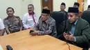 Sekretaris Jenderal LPOI Lutfi A Tamimi (kanan) bersama Ketua Umum LPOI, KH Said Aqil Siroj saat memberi keterangan dalam acara temu media di Jakarta, Senin (13/8). (Liputan6.com/Faizal Fanani)