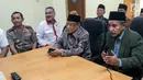 Sekretaris Jenderal LPOI Lutfi A Tamimi (kanan) bersama Ketua Umum LPOI, KH Said Aqil Siroj saat memberi keterangan dalam acara temu media di Jakarta, Senin (13/8). (Liputan6.com/Faizal Fanani)