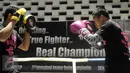 Petinju Indonesia, Daud “Cino” Yordan (kanan) saat latihan di sasana Pertina, Jakarta, Rabu (3/2/2016). Daud akan melawan Yoshitaka Kato dalam laga kelas ringan WBO "Road to the World  Champions", Jumat (5/2). (Liputan6.com/Helmi Fithriansyah)