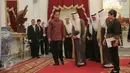 Presiden Joko Widodo menerima Menlu Kerajaan Arab Saudi Adel bin Ahmed Al Jubeir beserta delegasi di Istana Merdeka, Jakarta, Selasa (20/10/2015). Pertemuan membahas kerjasama dalam bidang ekonomi khususnya perminyakan. (Liputan6.com/Faizal Fanani)