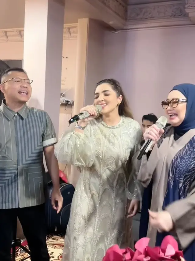 Potret Anang Hermansyah Gendong Azura di Pesta Ulang Tahun, si Kecil Anteng Meski Kondisi Rumah Ramai