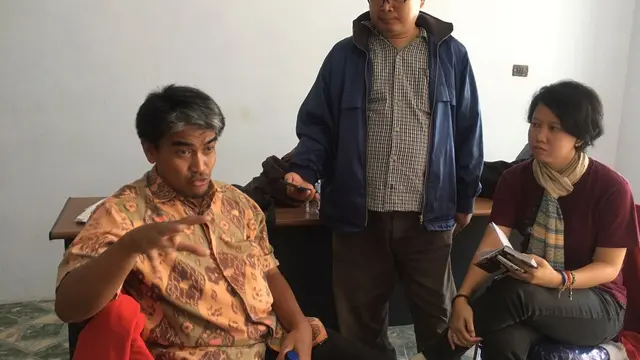 Dua kader DPD PKS Jawa Barat Azrul Juniarto dan Deni Siswanto mendatangi kantor Panwaslu