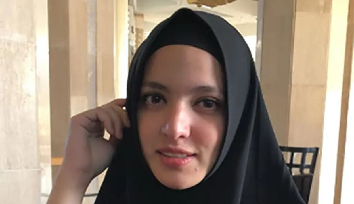 Perempuan kelahiran 16 April 1990 ini memang memiliki paras yang cantik. Paras cantiknya kian menawan saja saat ia mengenakan hijab. Hijab hitam yang dikenakannya semakin membuat penampilan Nia Ramadhani kian tuai pujian dari publik. (Liputan6.com/IG/@ramadhaniabakrie)