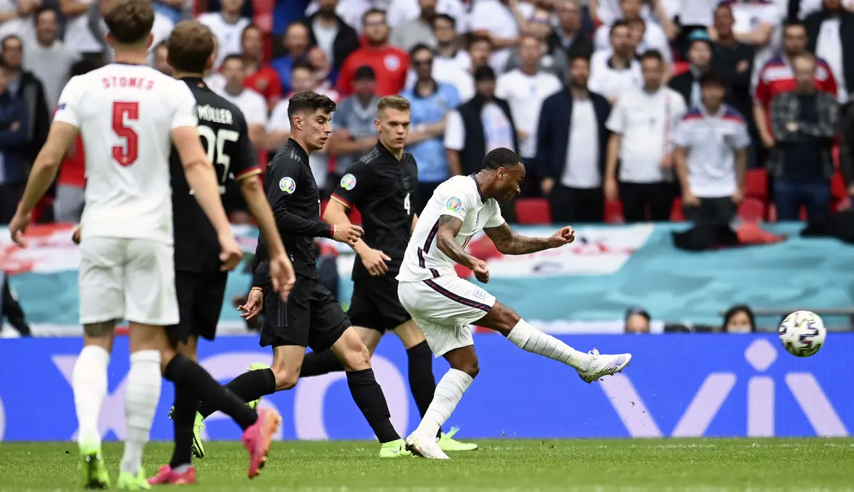 Inggris mendapatkan dua peluangpertama lewat tembakan Raheem Sterling dari luar kotak penalti. Namun, Neuer masih terlalu tangguh di bawah mistar Jerman. (Foto: AP/Pool/Andy Rain)