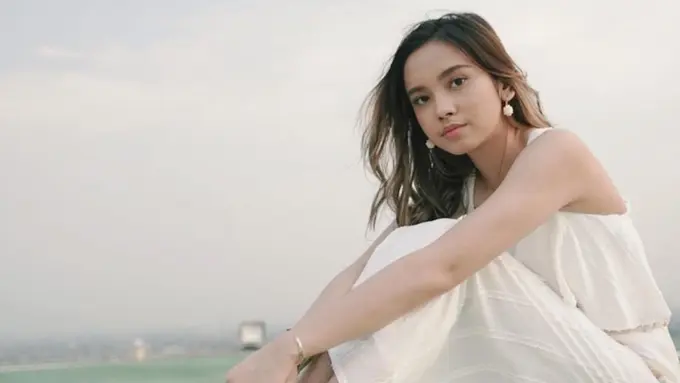 FOTO: Gaya Lyodra Ginting Pakai Baju Putih, Tampil Menawan