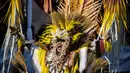 Aksi seorang peserta mengenakan kostum adat Indonesia saat berpartisipasi dalam parade Jember Fashion Carnaval 2017 di pulau Jawa timur (13/8). Sekitar 2000 peserta mengelilingi rute 3,6 kilometer di sekitar kota. (AFP Photo/Juni Kriswanto)