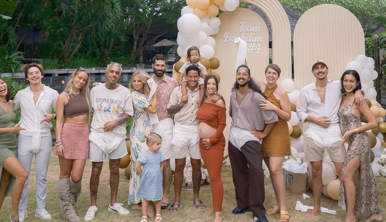 Digelar dengan konsep garden party, baby shower Jennifer kali ini turut mengundang beberapa sahabat dan orang-orang terdekatnya. Di antara sekian banyak tamu undangan, melihat kehadiran Jessica Iskandar bersama sang suami tercinta, Vincent Verhaag. (Liputan6.com/IG/@jenniferbachdim)
