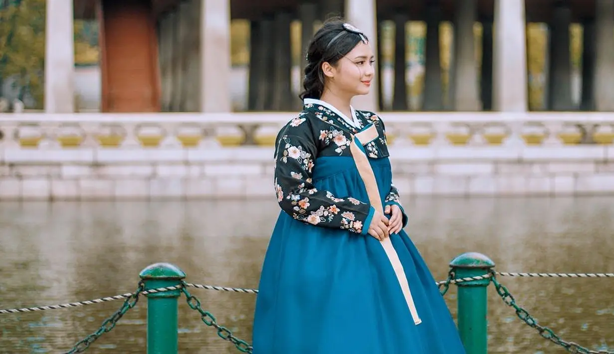 Gita Gutawa memilih mengenakan hanbok atas hitam dengan motid bunga-bunga, yang dipadukan dengan rok warna biru. Sunggu sangat cantik bukan? (@gitagut)