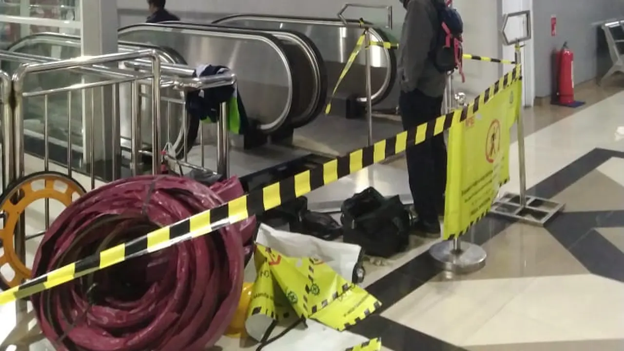 Balai Teknik Perkeretaapian (BTP) Jakarta melakukan perawatan eskalator di Stasiun Bekasi sebagai bagian dari peningkatan pelayanan penumpang. (Dok Kemenhub)