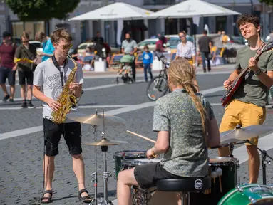 Orang-orang tampil di acara Hari Musik Jalanan (Street Music Day) di Vilnius, Lithuania (18/7/2020). Sejumlah musisi profesional dan amatir tampil di jalan-jalan dan taman di kota tua Vilnius dalam rangka merayakan Hari Musik Jalanan pada Sabtu (18/7). (Xinhua/Alfredas Pliadis)