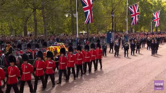 Pangeran William dan Harry Jalan Berdampingan dalam Iring-Iringan Peti Jenazah Ratu Elizabeth II