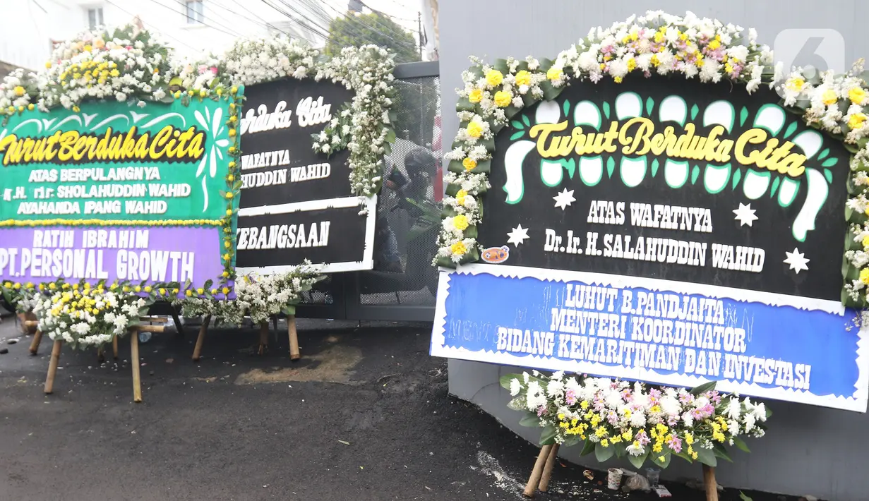 Sejumlah karangan bunga ucapan duka cita atas meninggalnya KH Salahuddin Wahid atau Gus Sholah di rumah duka kawasan  Mampang Prapatan, Jakarta, Senin (3/2/2020). Ulama yang juga adik kandung Presiden ke-4 RI Gus Dur itu meninggal dunia pada hari Minggu (2/2/2020). (Liputan6.com/Herman Zakharia)