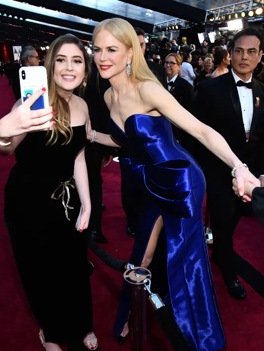 Aktris Nicole Kidman berswafoto dengan penggemar dalam acara Piala Oscar 2018 di Dolby Theatre di Los Angeles, Amerika Serikat, Minggu (4/3). (Charles Sykes/Invision/AP)
