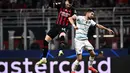 Penyerang AC Milan, Ante Rebic (kiri) berebut bola udara dengan gelandang Chelsea, Jorginho selama pertandingan lanjutan grup E Liga Champions di stadion San Siro, di Milan, pada 12 Oktober 2022. Chelsea menang atas AC Milan 2-0. (AFP/Marco Bertorello)