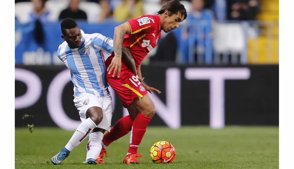 Pemain Malaga, Christian Atsu (kiri) mencetak satu gol untuk timnya saat melawan Getafe pada lanjutan La Liga Spanyol pekan ke-23.  (EPA/Jorge Zapata)