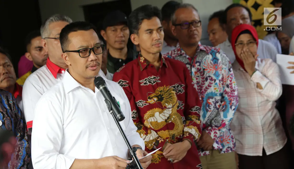 Menpora Imam Nahrawi (kiri) saat menyampaikan keterangan terkait pengunduran dirinya dari jabatan Menteri Pemuda dan Olahraga di Gedung Kemenpora, Jakarta, Kamis (19/9/2019). Sebelumnya, KPK menetapkan Imam Nahrawi sebagai tersangka kasus suap dana hibah KONI. (Liputan6.com/Helmi Fithriansyah)