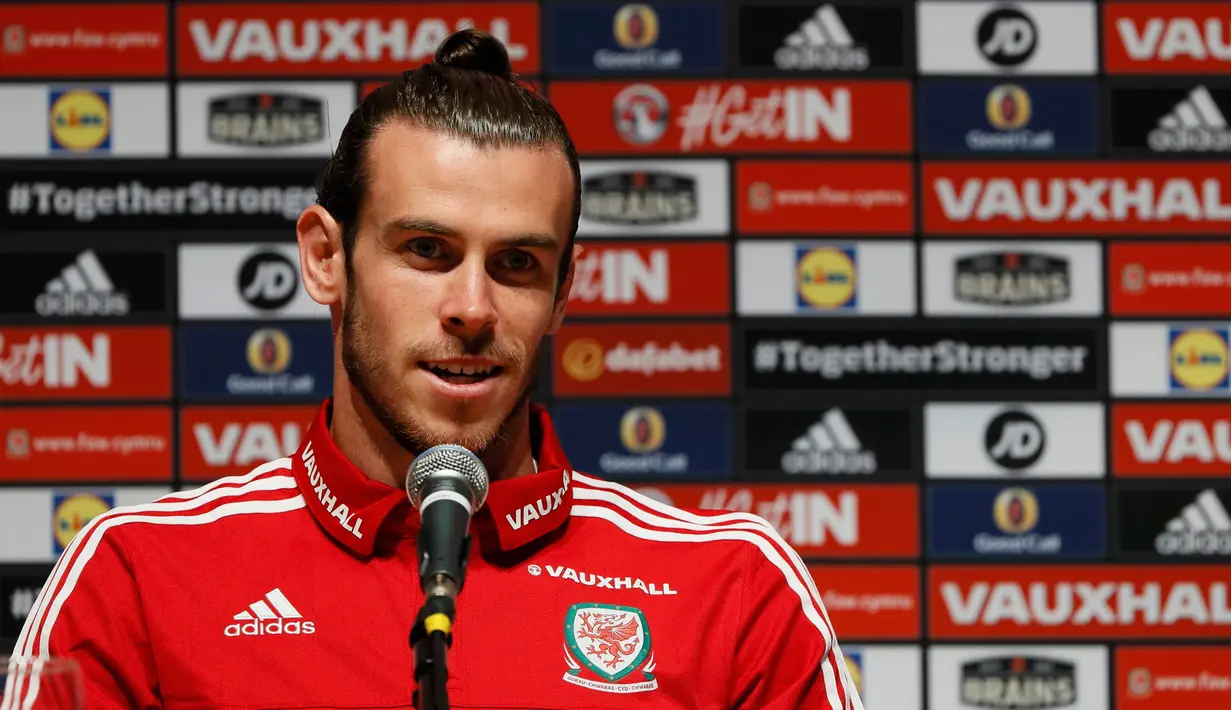 Gareth Bale saat menggelar konferensi pers jelang babak 8 besar Piala Eropa 2016, Stadium COSEC, Prancis, Rabu (29/6). Bale mengomentari peluang lolos timnya di ajang bergengsi di eropa tersebut. (REUTERS / Gonzalo Fuentes)