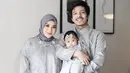<p>Brokat juga bisa dijadikan luaran model cape dress seperti Aurel Hermansyah ini. Tampil lebih elegan dengan warna silver dan terlalu dipenuhi brokat. @aurelie.hermansyah</p>