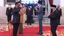 Presiden Joko Widodo (kedua kanan) bersama Wakil Presiden Ma'ruf Amin (kanan) memberikan selamat kepada Kapolri Jenderal Pol Listyo Sigit Prabowo (kiri) seusai upacara pelantikan di Istana Negara, Jakarta, Rabu (27/1/2021). (Krishadiyanto - Biro Pers Setpres)
