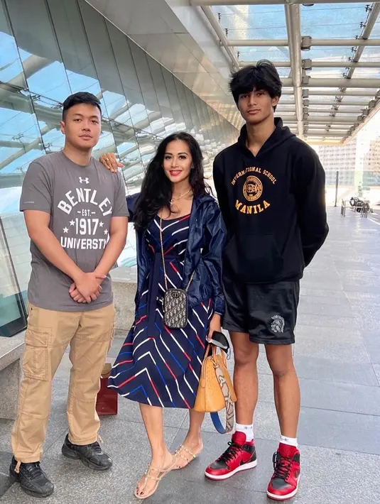 Sekedar informasi, artis kelahiran Surakarta itu menikah dengan Anton Wahyu Jatmiko pada tahun 2007 silam. Dari pernikahannya dikaruniai dua orang anak laki-laki. [Instagram/dps_diahpermatasari]