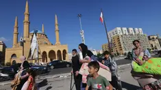 Orang-orang yang melarikan diri dari pengeboman Israel di pinggiran selatan Beirut, berkumpul dengan barang-barang mereka di Martyrs Square di pusat ibu kota Lebanon di mana mereka bermalam pada 28 September 2024. (JOSEPH EID/AFP)