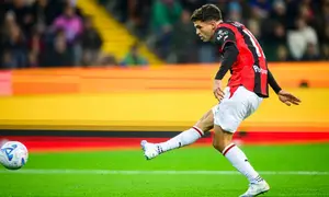 Penyerang AC Milan asal Amerika Serikat, Christian Pulisic (nomor punggung 11), melepaskan tembakan untuk mencetak gol dalam pertandingan Serie A Italia antara Udinese dan AC Milan di Stadion Friuli, Udine, pada 26 Oktober 2026. (Jure Makovec/AFP)