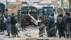 Pasukan keamanan Afghanistan berjaga di lokasi serangan bom bunuh diri di pinggiran barat Kabul, Afghanistan, Kamis (30/6). Sebanyak 27 orang dikabarkan tewas dalam peristiwa naas tersebut. (REUTERS/ Omar Sobhani)