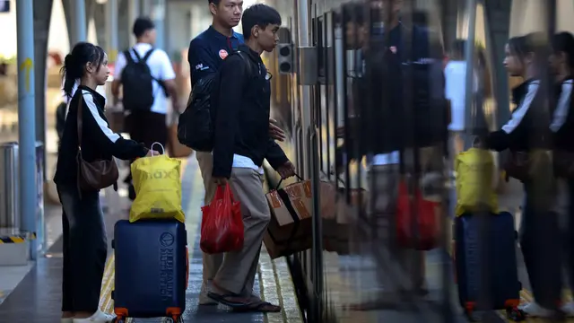 Ribuan Pemudik Padati Stasiun Pasar Senen Jakarta