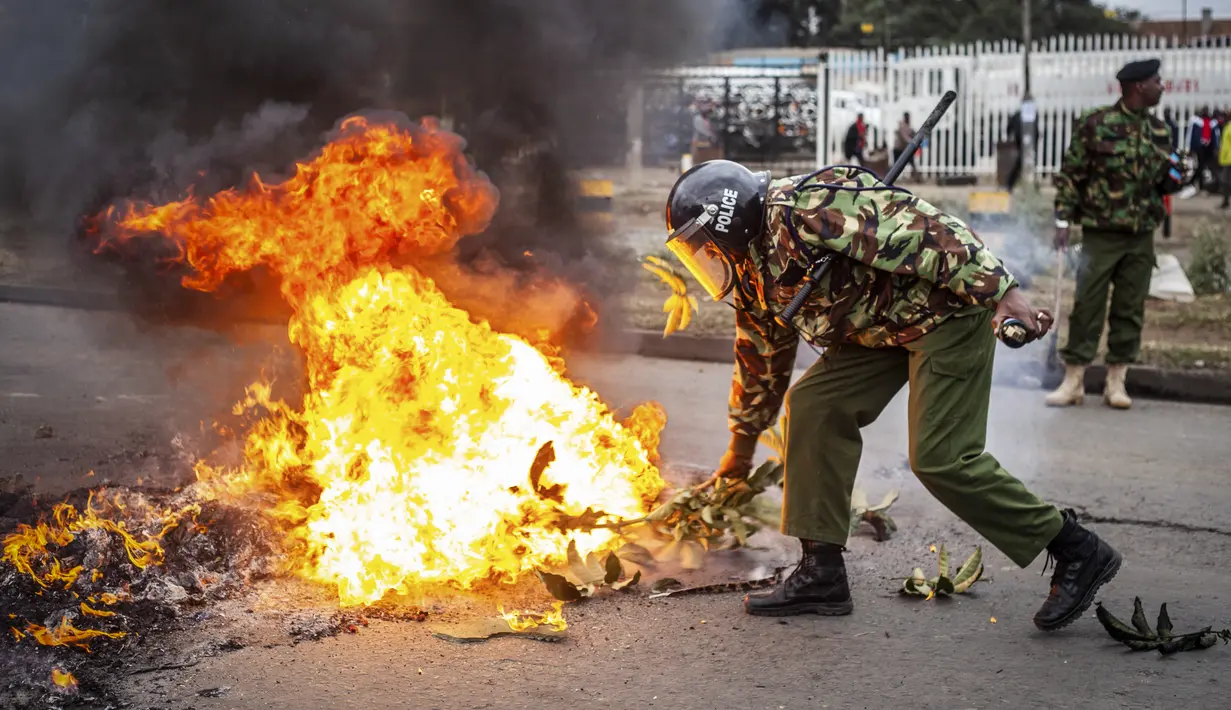 Para demonstran anti-pemerintah di Kenya menyalakan api unggun dan memblokade jalan-jalan utama di ibukota pada hari Jumat. (AP Photo/Samson Otieno)