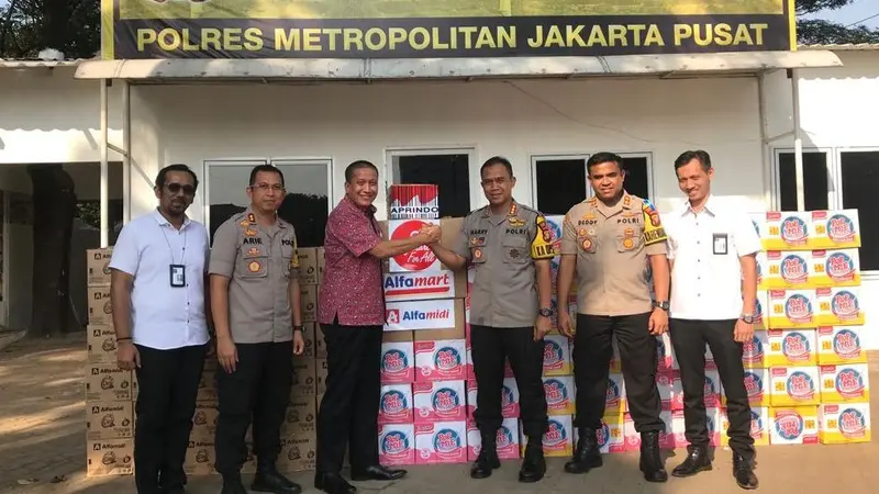 Alfamart mendistribusikan bantuan kepada petugas keamanan gabungan Polisi dan TNI yang sedang bertugas di sejumlah lokasi di Jakarta.